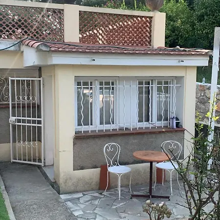 בית נופש Pretty And Comfortable Outbuilding With Swimming Pool And Garden מנטון