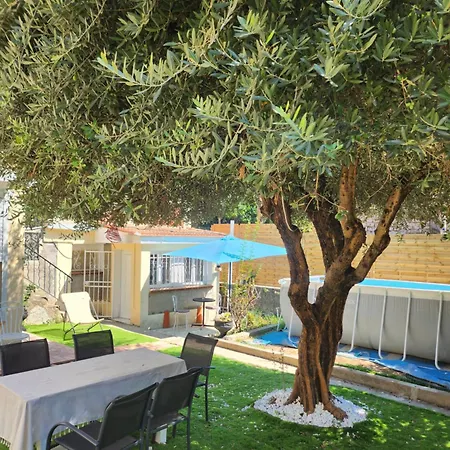Pretty And Comfortable Outbuilding With Swimming Pool And Garden * מנטון