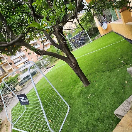 Pretty And Comfortable Outbuilding With Swimming Pool And Garden * מנטון