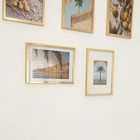 Pretty And Comfortable Outbuilding With Swimming Pool And Garden * מנטון
