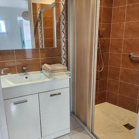Pretty And Comfortable Outbuilding With Swimming Pool And Garden בית נופש *