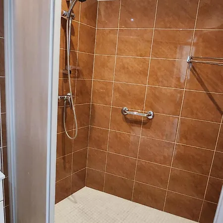 Pretty And Comfortable Outbuilding With Swimming Pool And Garden * מנטון
