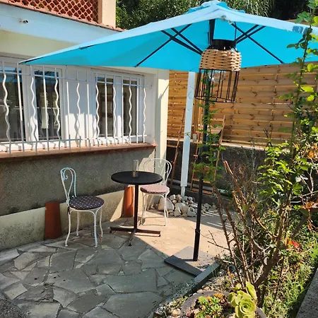 Pretty And Comfortable Outbuilding With Swimming Pool And Garden בית נופש
