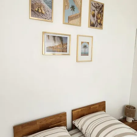 בית נופש Pretty And Comfortable Outbuilding With Swimming Pool And Garden