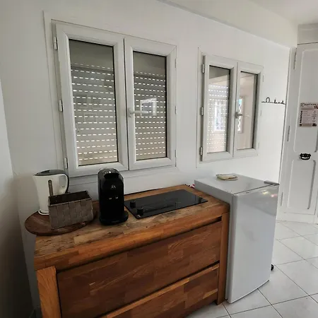 Pretty And Comfortable Outbuilding With Swimming Pool And Garden בית נופש מנטון