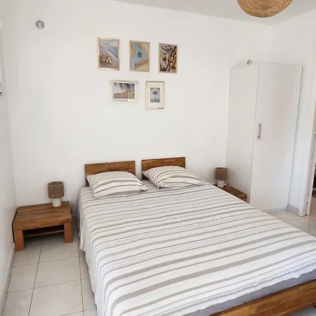 בית נופש Pretty And Comfortable Outbuilding With Swimming Pool And Garden מנטון